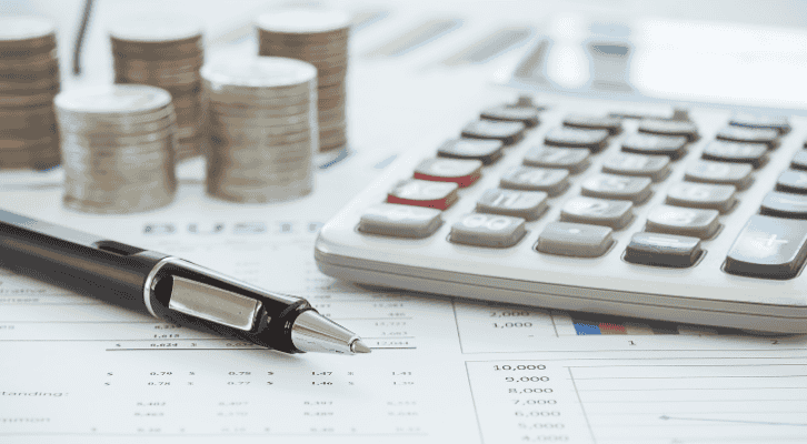 Сдельная и повременная оплата труда: отличия, преимущества и рекомендации по выбору